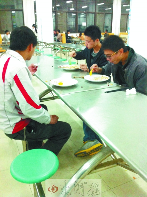 在鄭州一所高校食堂內(nèi)，大多數(shù)學(xué)生都是“光盤族”