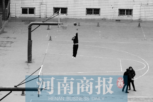 目前，鄭州市有超過30所學(xué)校對社會開放體育設(shè)施