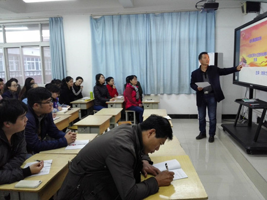 劉永力書記主講，全體黨員和教師參會(huì)聆聽