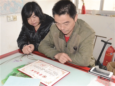 如今，劉圓父母想念女兒時(shí)只能看著榮譽(yù)證書(shū)發(fā)呆