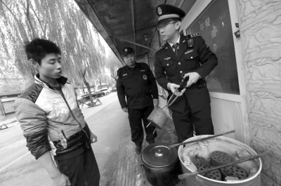 一餐館違規(guī)使用煤爐，被麥子店城管隊責令停止，并限期清除所屯的蜂窩煤