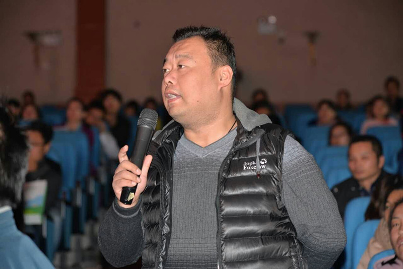 講座結(jié)束家長(zhǎng)朋友踴躍提問(wèn)，請(qǐng)專家答疑解惑