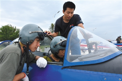 8月26日，來自吉林、湖北、山東的青少年航空學校的高中學生，進行了首次飛行體驗活動