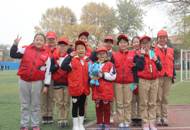 洛陽(yáng)市澗西區(qū)東方第三小學(xué)小記者與河南校園足球吉祥物樂樂合影