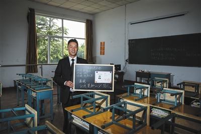 　張俊成，41歲，曾是北京大學(xué)的一名保安。1995年，通過成人高考，考上了北京大學(xué)法律系(?？?，被媒體稱為“北大保安高考第一人”，現(xiàn)為長治市一所中等職校的校長