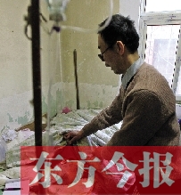 54歲的老楊把自己當(dāng)做護士，不離不棄照顧著已成“植物人”的母親