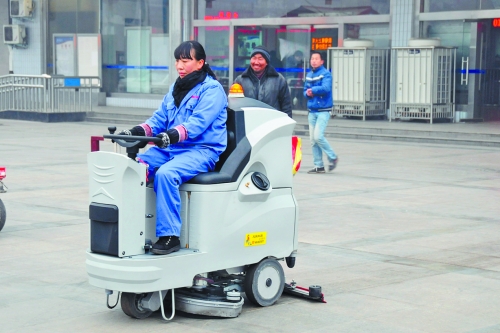 洛陽火車站新購3臺洗地機提高保潔作業(yè)效率，成為站前廣場一道風(fēng)景