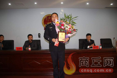高兵雷是睢陽(yáng)區(qū)檢察院一位檢察干警，在去鄭州捐獻(xiàn)造血干細(xì)胞時(shí)，他所在的單位為他組織了熱烈的歡送儀式