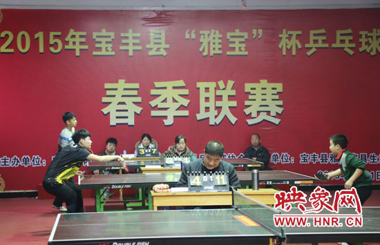 2月22日，河南省寶豐縣兩名乒乓球參賽選手在比賽中激烈角逐。