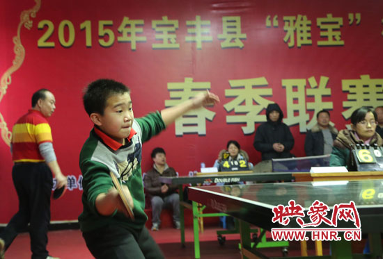 2月22日，乒乓球參賽選手在河南省寶豐陽光青少年俱樂部迎新春乒乓球春季聯(lián)賽，選手在比賽中激烈角逐。