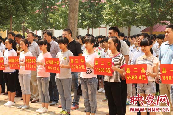 經(jīng)過一周的廣泛宣傳動(dòng)員，全縣教育系統(tǒng)共捐款174113元。