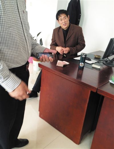 10月29日，獻縣國稅局稽查局辦公室內(nèi)，一名企業(yè)主交了兩萬元現(xiàn)金在桌上。新京報記者 孟祥超 攝