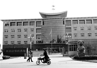 10月29日，河北滄州市獻縣國稅局。10月底，一些企業(yè)主被叫到國稅局談“交稅”問題。新京報記者 孟祥超 攝