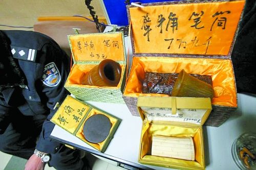 這些商品被暫扣，并根據(jù)鑒定情況對(duì)販賣者依法處罰。 記者 閆化莊 攝