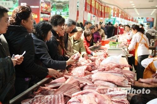 資料圖。1月份CPI等經(jīng)濟(jì)數(shù)據(jù)將于今天發(fā)布。多家機(jī)構(gòu)預(yù)計(jì)，受春節(jié)“錯(cuò)位”因素及豬肉價(jià)格回落影響，1月CPI同比漲幅在1.8%左右。從各機(jī)構(gòu)發(fā)布的報(bào)告來看，從2月開始，CPI或?qū)⑦M(jìn)入新一輪上行周期。