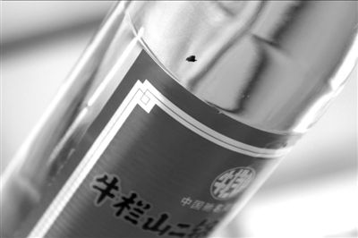 圖中畫圈處為瓶中的黑色異物。京華時(shí)報(bào)記者 譚青 攝