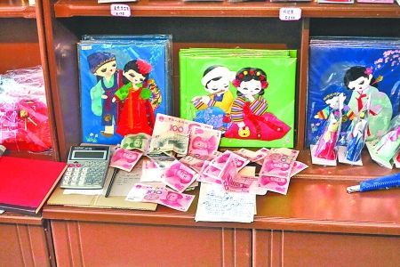 2012年6月21日，在朝鮮羅先特別市的一家商店里，柜臺(tái)上散落著一些人民幣。在朝鮮，人民幣比本國(guó)的貨幣更受歡迎。 CFP供圖