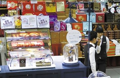 昨日，北京賽特購物中心，擺放出售的月餅禮盒，上千元的品種僅5種。新京報記者 王叔坤 攝