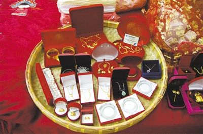 10月1日，王小姐在廣東汕頭舉行婚禮，她的彩禮包括3個玉鐲、多個金戒指及一張銀行卡。新京報記者 吳振