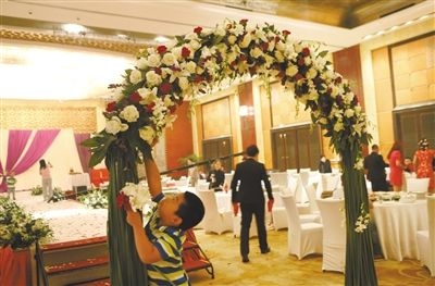 10月5日，北京萬達索菲特酒店，婚宴剛剛結束。新人介紹，一場婚宴花掉父母20萬元。新京報記者 尹亞飛