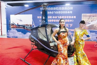 美女固然誘人，但更誘人的恐怕還是直升機