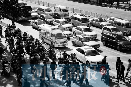 紫荊山路與商城路交叉口，見無車讓行，一輛救護車只好選擇右轉車道直行 記者 邱曉峰/攝