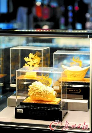 黃金產(chǎn)品持續(xù)熱賣。記者王燕 攝