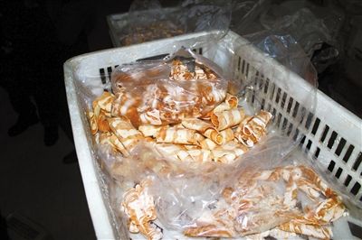 原料加工成“牛肉”產(chǎn)品批發(fā)價20多元一斤，加工成“羊肉卷”批發(fā)價為10元一斤。