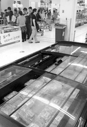 新街口某超市羊肉卷柜臺無人問津。