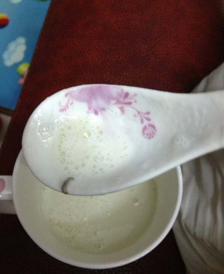 消費者在美贊臣奶粉中吃出蟲子。