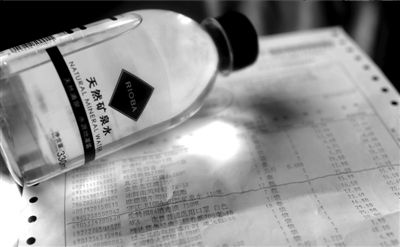 長綠苔的礦泉水和超市購物清單。 京華時報記者 王苡萱 攝