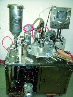 行動(dòng)中查獲的假冒“高露潔”牙膏和制假機(jī)械。信息時(shí)報(bào)記者鄭啟文 攝