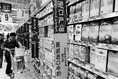 在通州某超市，進(jìn)口奶粉、純牛奶打出“原裝進(jìn)口”的招牌吸引消費者購買 攝/法制晚報記者 黑克