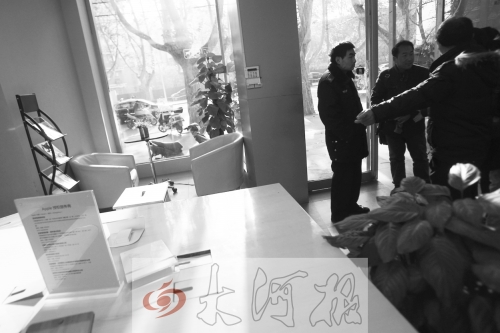 人民路上的這家商店,夜間疑被一男子隔著門縫用長(zhǎng)竿偷走一臺(tái)蘋果ipad air。