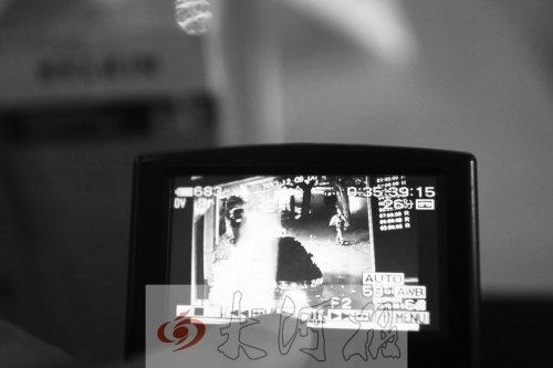 人民路上的這家商店,夜間疑被一男子隔著門縫用長(zhǎng)竿偷走一臺(tái)蘋果ipad air。
