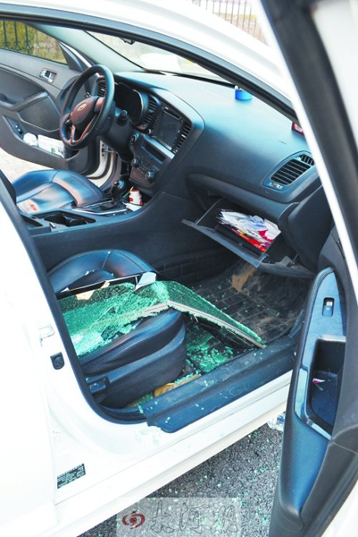 車玻璃被砸碎，車內被翻動。