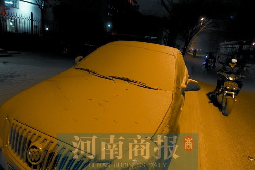 拆遷現(xiàn)場，途經(jīng)的汽車遭了殃，落了厚厚一層灰