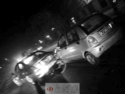 撞上出租車QQ才停下，兩車間還夾著一輛自行車。