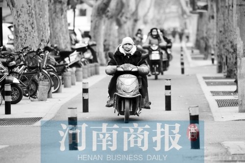 金水路防疫路附近，路樁間距很小，電動車經(jīng)過時要很小心才能避開