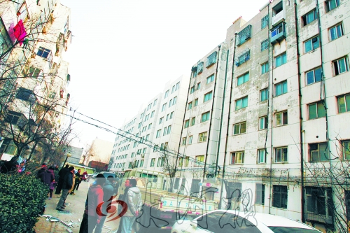 鄭州市瑞達(dá)路啟明村小區(qū)一戶居民家中（紅圈標(biāo)示處），天然氣發(fā)生爆炸。