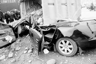 西峽載石塊貨車(chē)側(cè)翻壓奧迪 奧迪司機(jī)被埋身亡