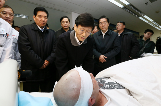 中共中央政治局委員、中央政法委書記孟建柱率工作組2日晨5時30分抵達昆明。一下飛機,孟建柱就立即趕往