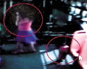 去年10月份的一天，一名女乘客打著電話下了車，包丟在了車上。(翻拍視頻)
