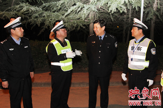 該支隊支隊長石軍(左二)、政委周西漢（左一）在向省總隊督導組匯報整治酒駕時的情景。