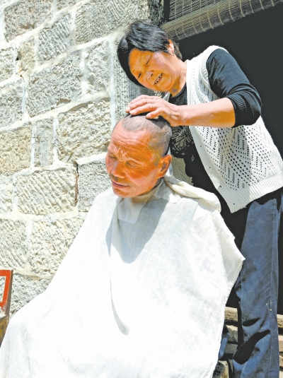 為了照顧兩個(gè)小叔，馬英專(zhuān)門(mén)學(xué)會(huì)了理發(fā)。