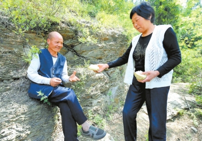 5月5日，馬英為上山放牛的劉五送干糧。