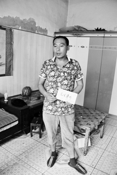 采建新拿的信封里，是南京警方送來的獎金。