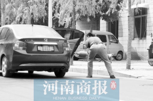 鄭州西區(qū)一氧氣廠門前，有人充氣后，將氧氣瓶裝上私家車運(yùn)走