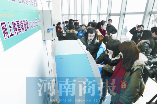 自動售票機安裝在高校內(nèi)，方便了學(xué)生購票返鄉(xiāng)