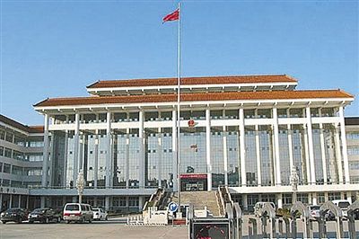 濮陽(yáng)縣違規(guī)、超標(biāo)修建的縣委、縣政府辦公樓。新華社發(fā)發(fā)布